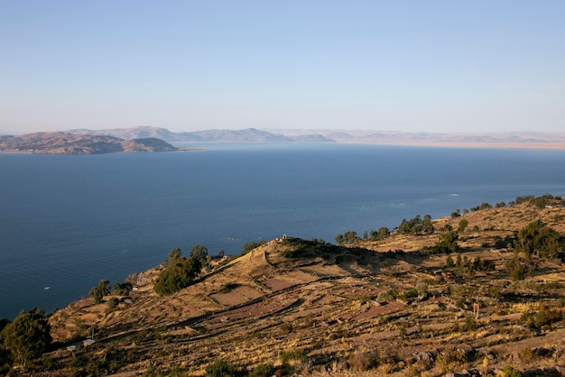 Vues sur le lac Titicaca depuis la péninsule de Llachon au Pérou