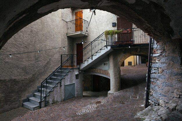 Vues sur les maisons et les rues d'une petite ville de Tremosine. Italie.