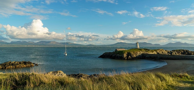 Photo vues sur la mer depuis la plage de newborough sur anglesey, en galles du nord, au royaume-uni