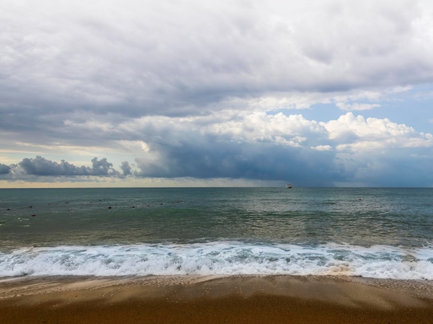 Vues sur la mer directement depuis les vagues de la plage et le rivage sablonneux