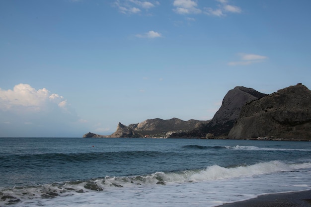 Vues sur la mer directement depuis les vagues de la plage et le rivage sablonneux