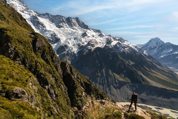 Vues à mi-chemin sur la piste de randonnée de sealy tarns avec vue sur le lac alpin et le glacier