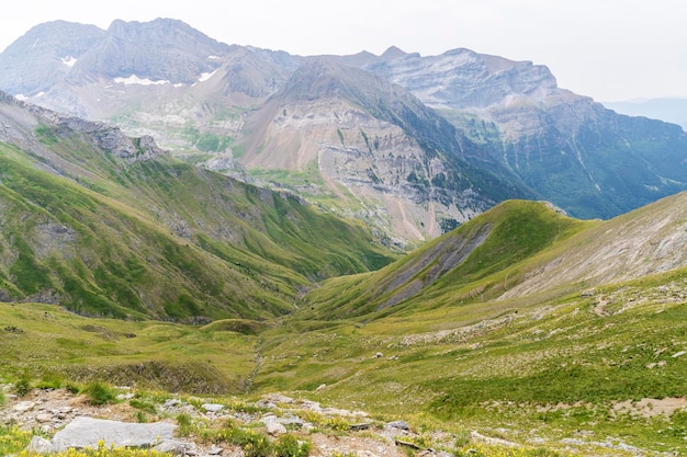 Photo vues sur les montagnes qui montent jusqu'à quotibon de bernatuaraquot dans le parc national d'ordesa et monte perdido