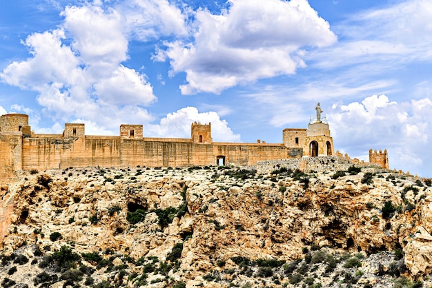 Photo vues des murs de la colline de san cristobal devant l'alcazaba d'almeria en espagne
