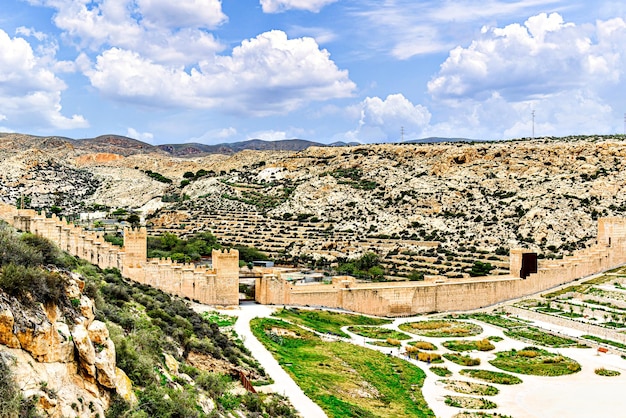 Vues des murs de la colline de San Cristobal devant l'Alcazaba d'Almeria en Espagne