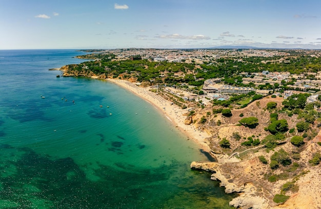 Vues panoramiques aériennes de Praia da Balaia et Praia de Santa Eulalia Portugal Algarve Albufeira