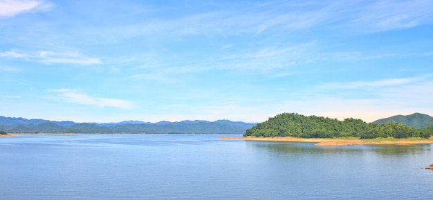 Vues panoramiques sur le barrage du barrage de Kaengkrachan