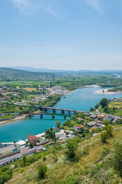 Vues panoramiques depuis les murs de la forteresse médiévale de Rozafa.