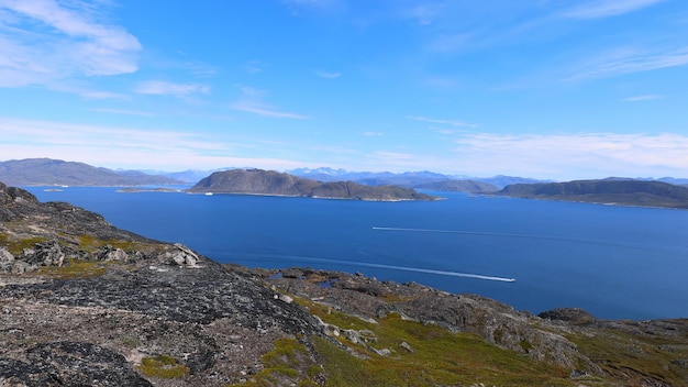 Vues panoramiques sur les lacs et les montagnes des glaciers du Groenland près de Qaqortoq, à proximité des icebergs et des glaciers