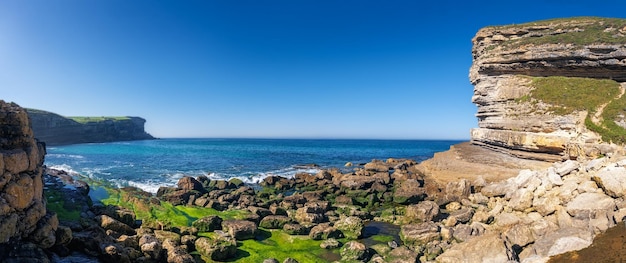 Vues panoramiques de la mer Cantabrique depuis les falaises de Bolao Cantabria Espagne