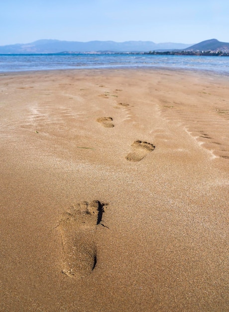 Vues panoramiques de la plage sablonneuse et des empreintes de pas dans le sable en Grèce