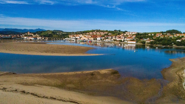 Vues panoramiques sur le village traditionnel de san vicente de la barquera en cantabrique, espagne.