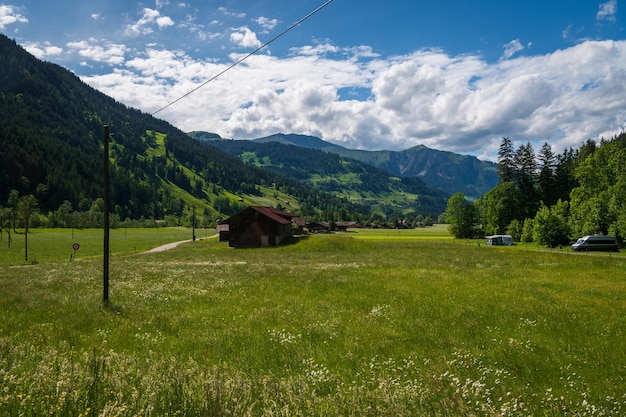 Vues sur le paysage naturel près des cascades et de la forêt de Simmenfalle Berner Oberland Suisse