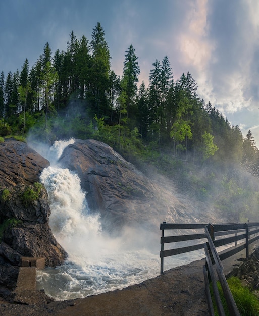 Vues sur le paysage naturel près des cascades et de la forêt de Simmenfalle Berner Oberland Suisse