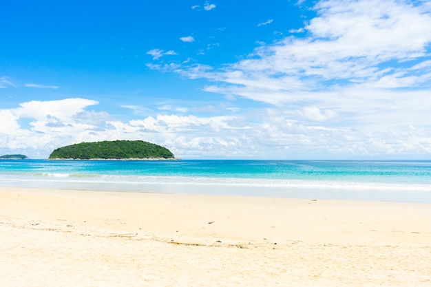 Vues de paysage de sable de mer de plage en journée d'été. À Phuket Thaïlande