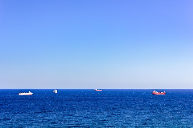 Vues des pétroliers et des navires de croisière ciel en mer océan