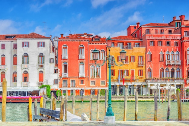 Vues sur le plus beau canal de Venise Grand Canal rues d'eau bateaux gondoles manoirs le long de l'Italie