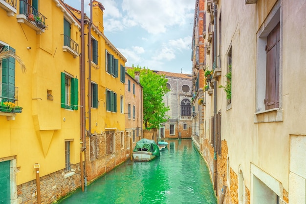 Vues sur les plus beaux canaux des rues étroites de Venise maisonsItalie