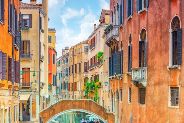Vues sur les plus beaux canaux des rues étroites de Venise maisonsItalie
