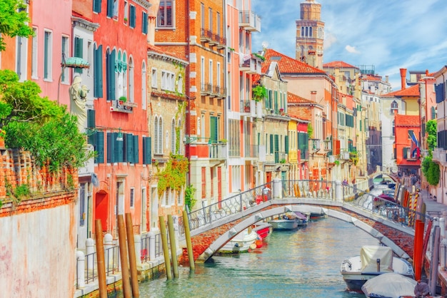 Vues sur les plus beaux canaux des rues étroites de Venise maisonsItalie