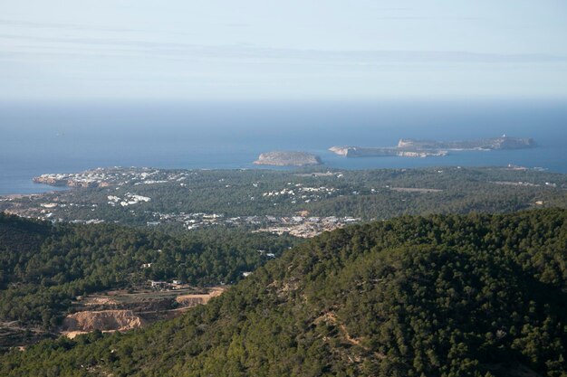 Vues de la région de Cala Comte sur la côte ouest d'Ibiza depuis la montagne Sa Talaya à Sant Jose