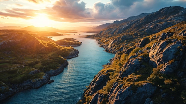 Des vues spectaculaires sur les fjords, des drones, de l'altitude, du coucher de soleil, d'une beauté côtière sereine, d'un couche de soleil en haute définition.