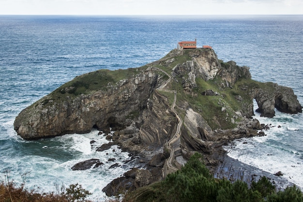 Vues splendides sur la petite chapelle au bord de la mer par temps nuageux sur la côte basque de Doniene