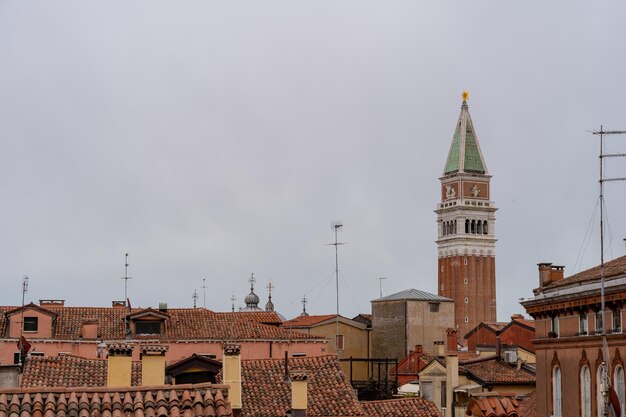 Photo vues sur les toits de venise et la tour de l'horloge