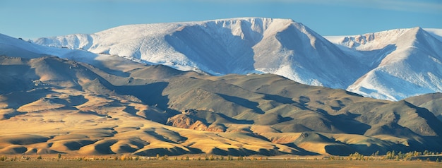 Vues typiques de Mongoia avec sommets enneigés et montagnes désertiques, vue panoramique