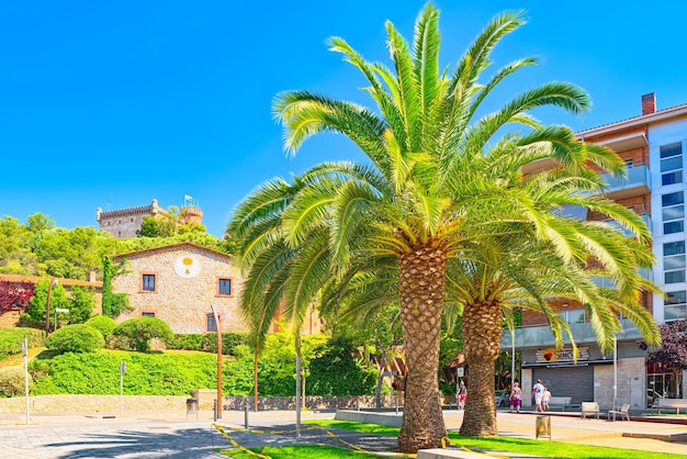 Vues urbaines de la partie résidentielle et historique de la petite ville à la périphérie de Barcelone-Castelldefels.