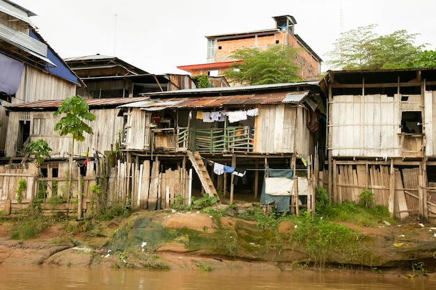 Vues de la ville de Yurimaguas dans la jungle péruvienne depuis la rivière Huallaga