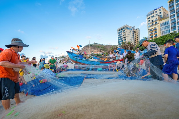 Vung Tau VIETNAM 14 MAI 2023 Pêcheur jetant son filet au lever ou au coucher du soleil Les pêcheurs traditionnels préparent le filet de pêche