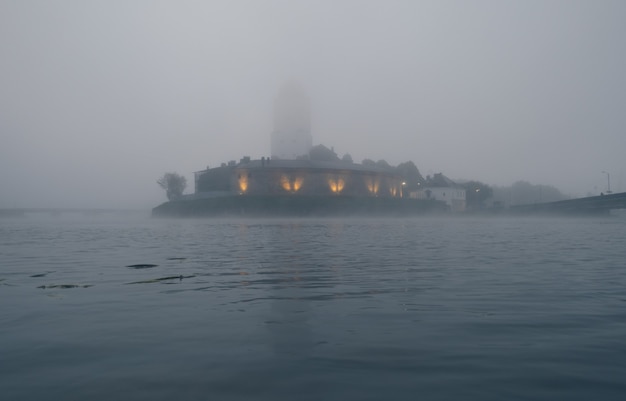 Vyborg, Russie - 28 septembre 2021 : Château de Vyborg un matin brumeux d'automne.
