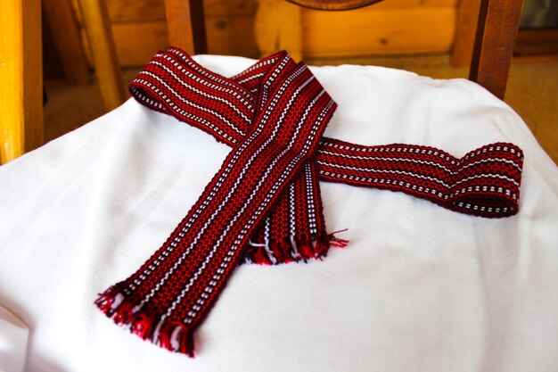 Vyshyvanka - vêtements ukrainiens nationaux. Broderie aux fils rouges et noirs sur tissu blanc