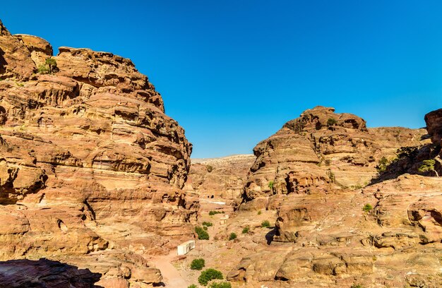 Wadi Jeihoon le chemin vers le monastère d'El Deir à Petra en Jordanie