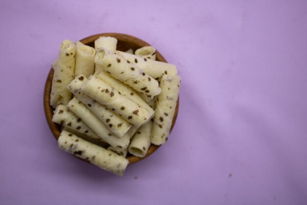 Wafer Cream Rolls sucré vanille isolé sur fond violet