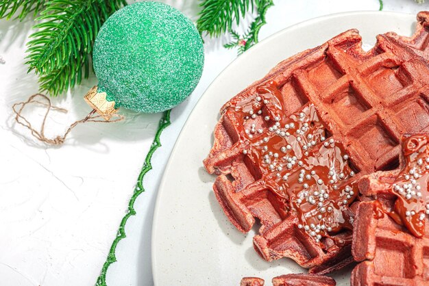 Waffles belges de Noël avec chocolat Désert festif du Nouvel An arrangement traditionnel sans lactose sans gluten cuisson à la mode lumière dure ombre foncée fond blanc plat couché vue supérieure