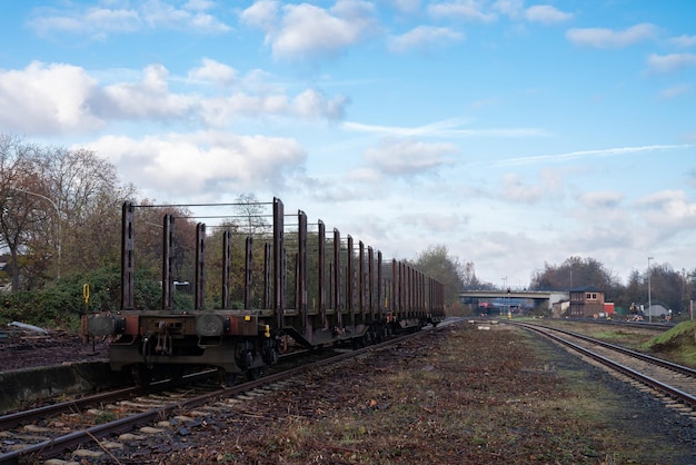 Wagons de fret ferroviaire vides sur la voie ferrée