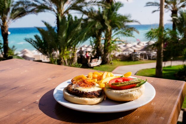 Wagyu Burger avec frites sur bois à la plage