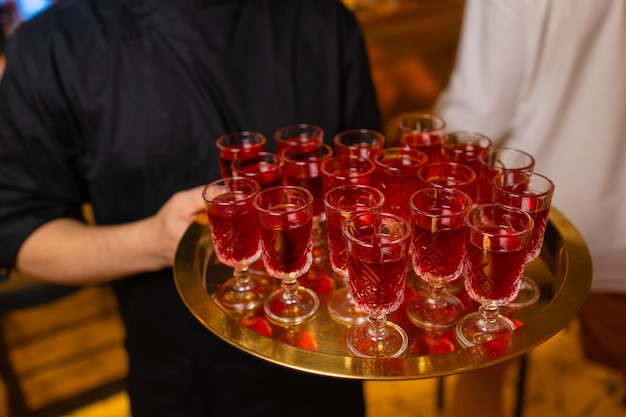 Waiter holding tray avec aperol spritz cocktail d'été boisson