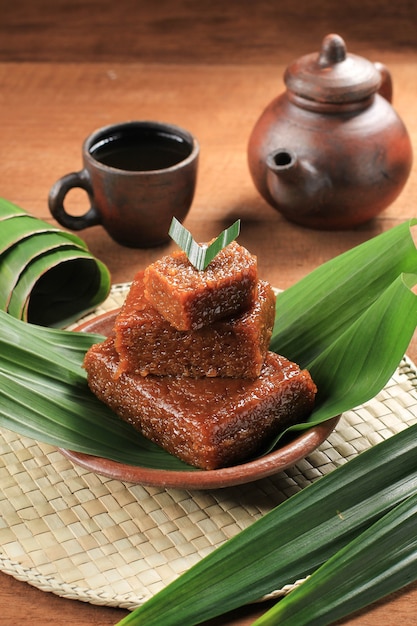 Wajik ou Wajit Ngora est une collation traditionnelle indonésienne à base de riz gluant gluant cuit à la vapeur dans du sucre de palme, du lait de coco et des feuilles de pandan. Populaire dans la cuisine javanaise et sundaise