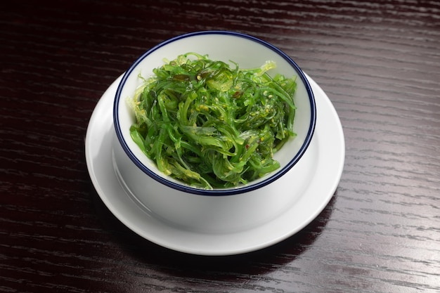 Photo wakame en gros plan salade d'algues japonaise typique
