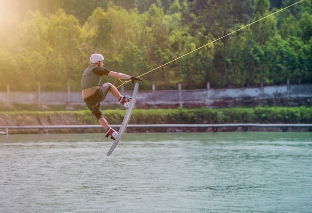 wakeboard au parc de wake. Sports de plein air et extrêmes.