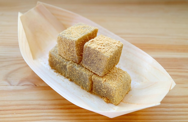 Warabimochi Confection japonaise douce et moelleuse trempée dans de la farine de soja rôtie appelée Kinako