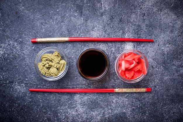 Condiments Traditionnels Japonais - Wasabi, Le Gingembre Et La Sauce De  Soja Banque D'Images et Photos Libres De Droits. Image 22759799