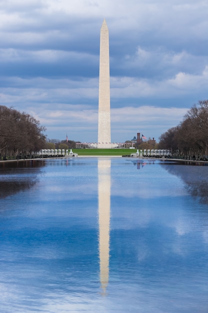 Washington Monument avec piscine de réflexion sur une journée de ciel bleu nuageux, Washington DC, États-Unis