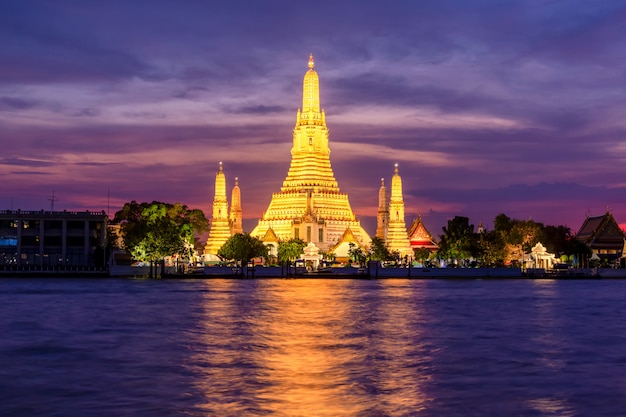 Wat arun night view temple à bangkok, thaïlande