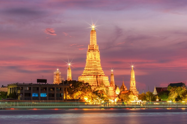 Wat arun night view temple à bangkok, thaïlande