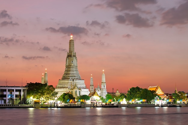 Wat Arun Ratchawararam Ratchawaramahawihan Temple de l&#39;aube au coucher du soleil