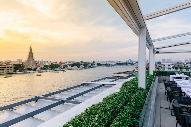 Wat Arun (Le Temple de l'aube) rénové avec des bateaux se déplaçant sur la rivière Chaophraya